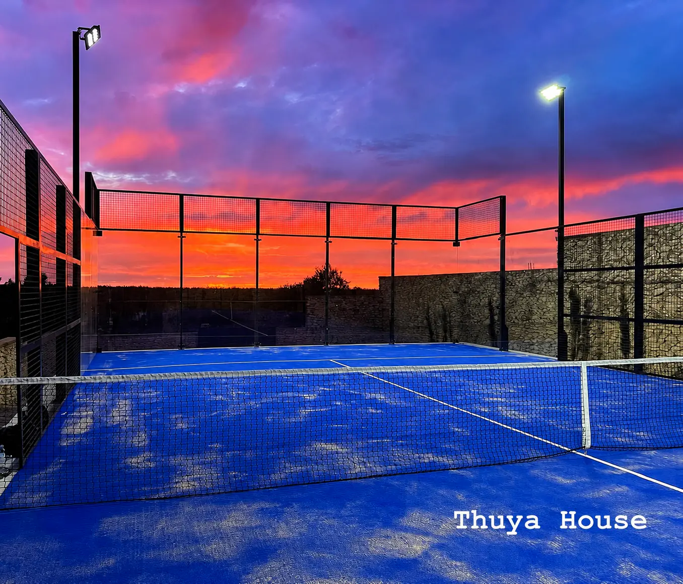 Partie de padel au coucher du soleil au Maroc