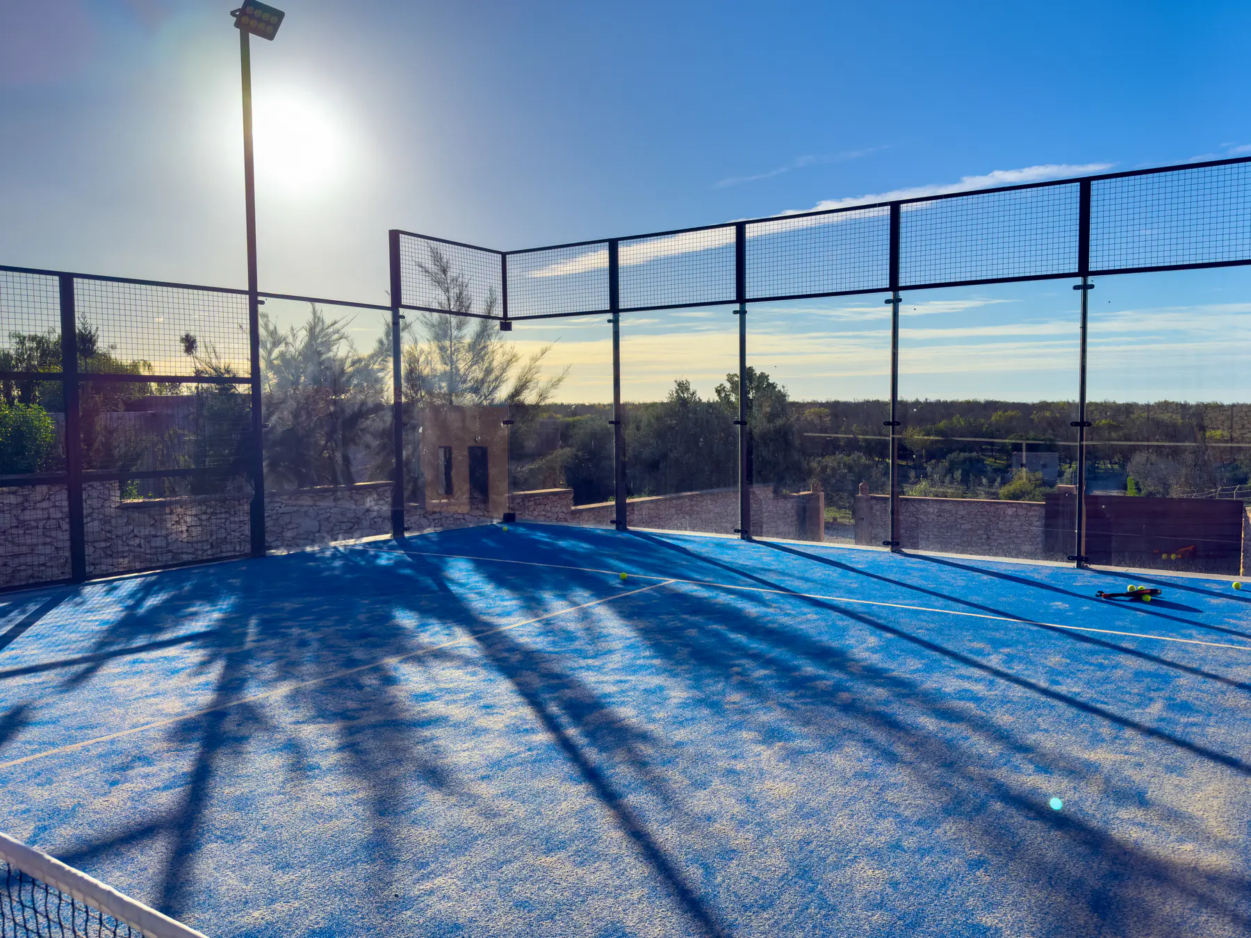 Terrain de padel privé d'une villa près d'Essaouira au lever du soleil