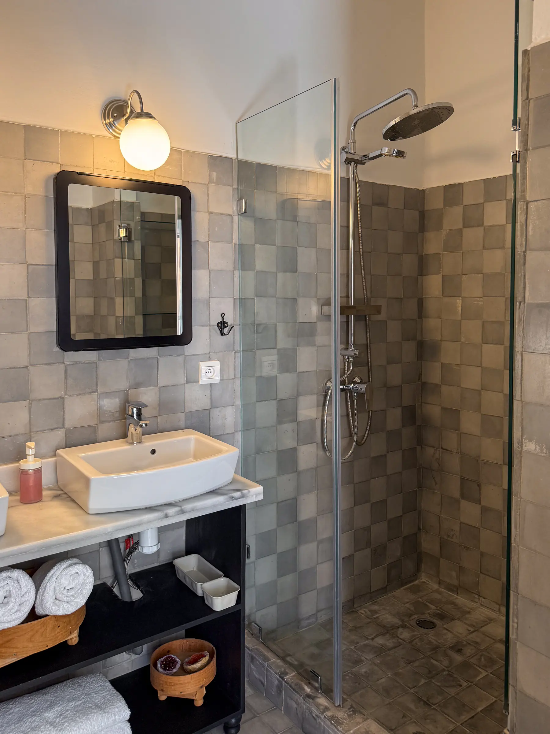 Salle de bains 1 de la Maison Médina — douche