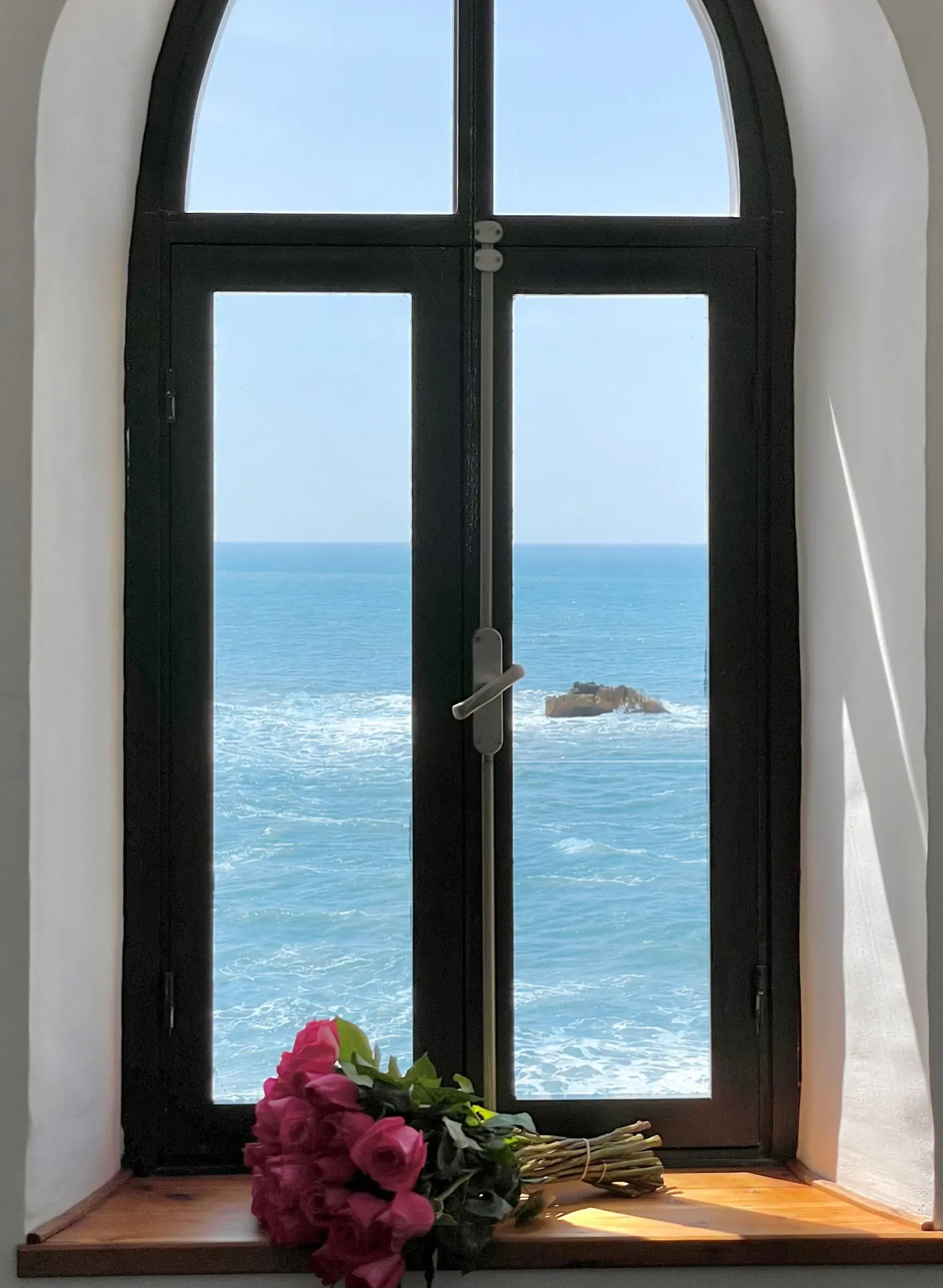 Fenêtre arquée de la Maison Médina ouvrant sur l'Atlantique