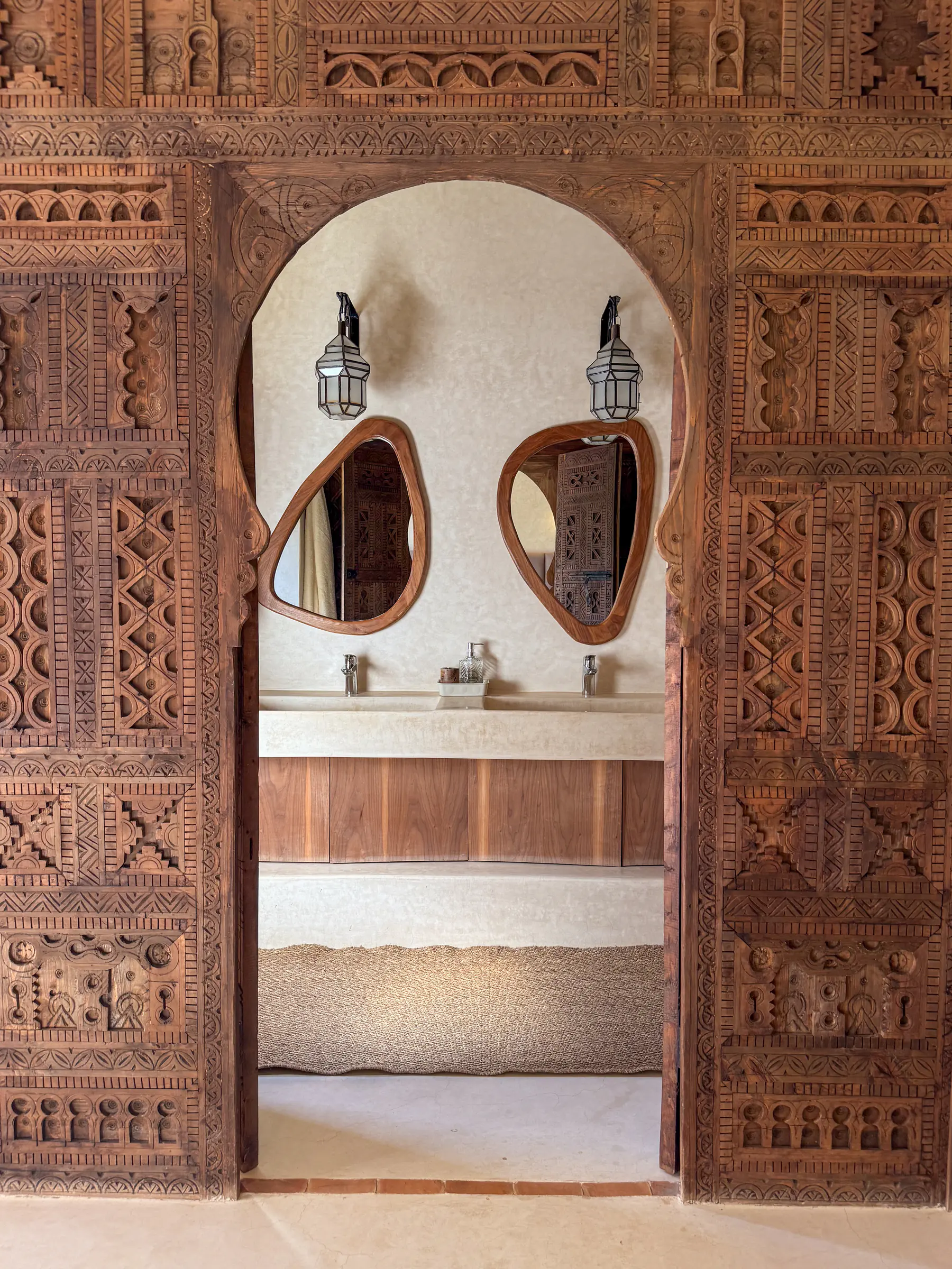 Salle de bains de Thuya House — vasque et miroir