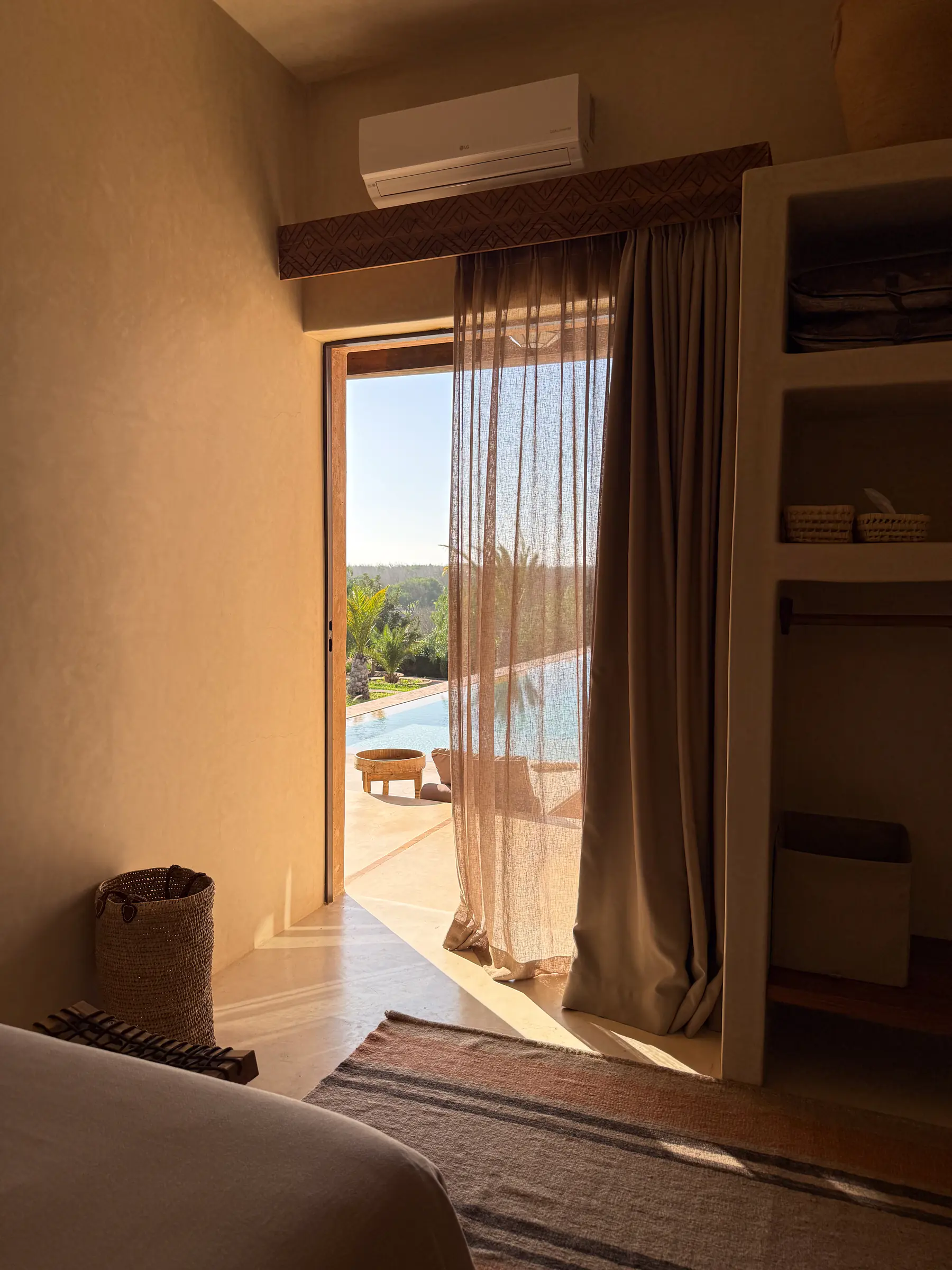 Chambre 5 de Thuya House — vue sur la piscine (autre angle)