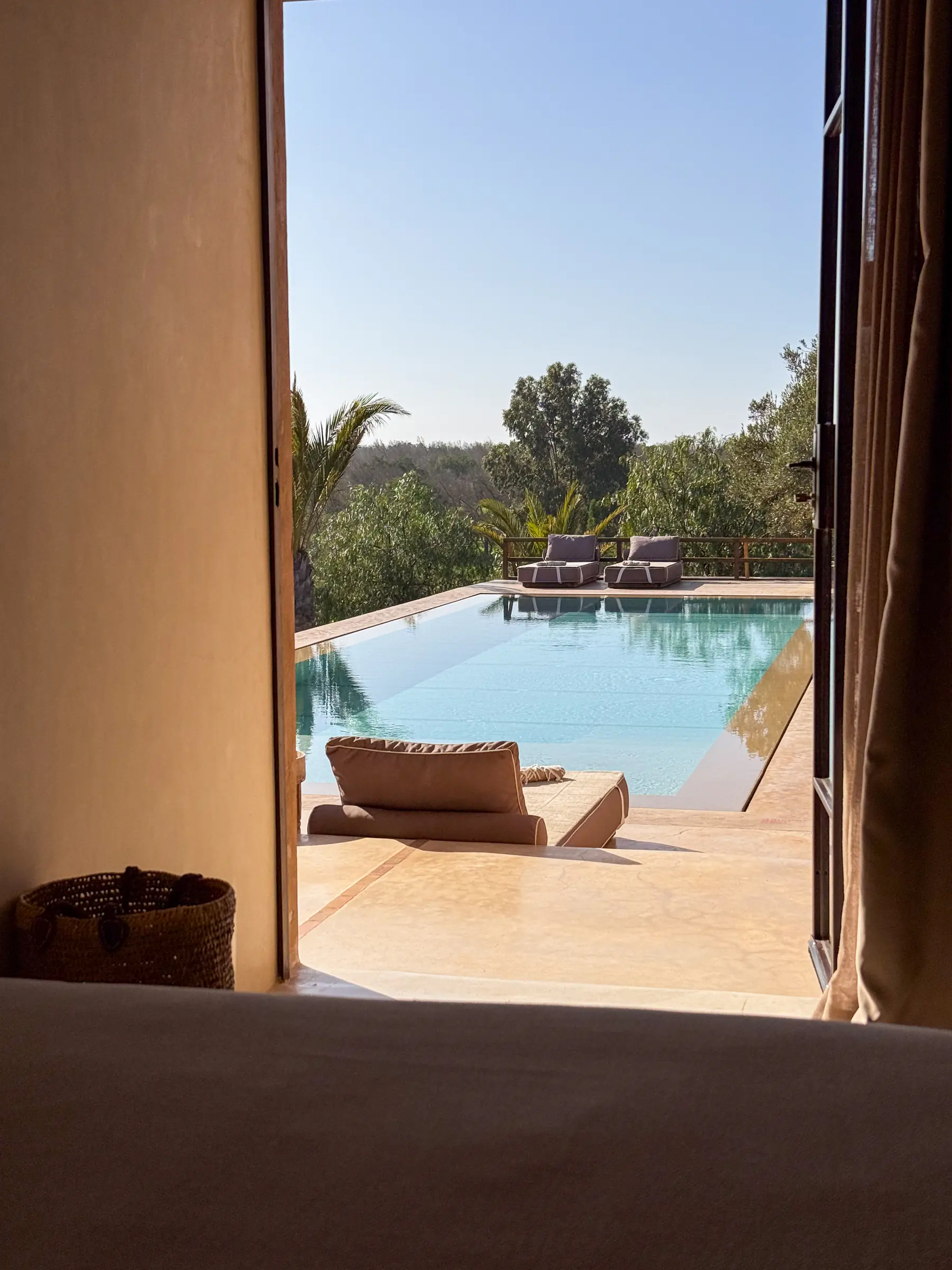 Chambre 5 de Thuya House — vue sur la piscine