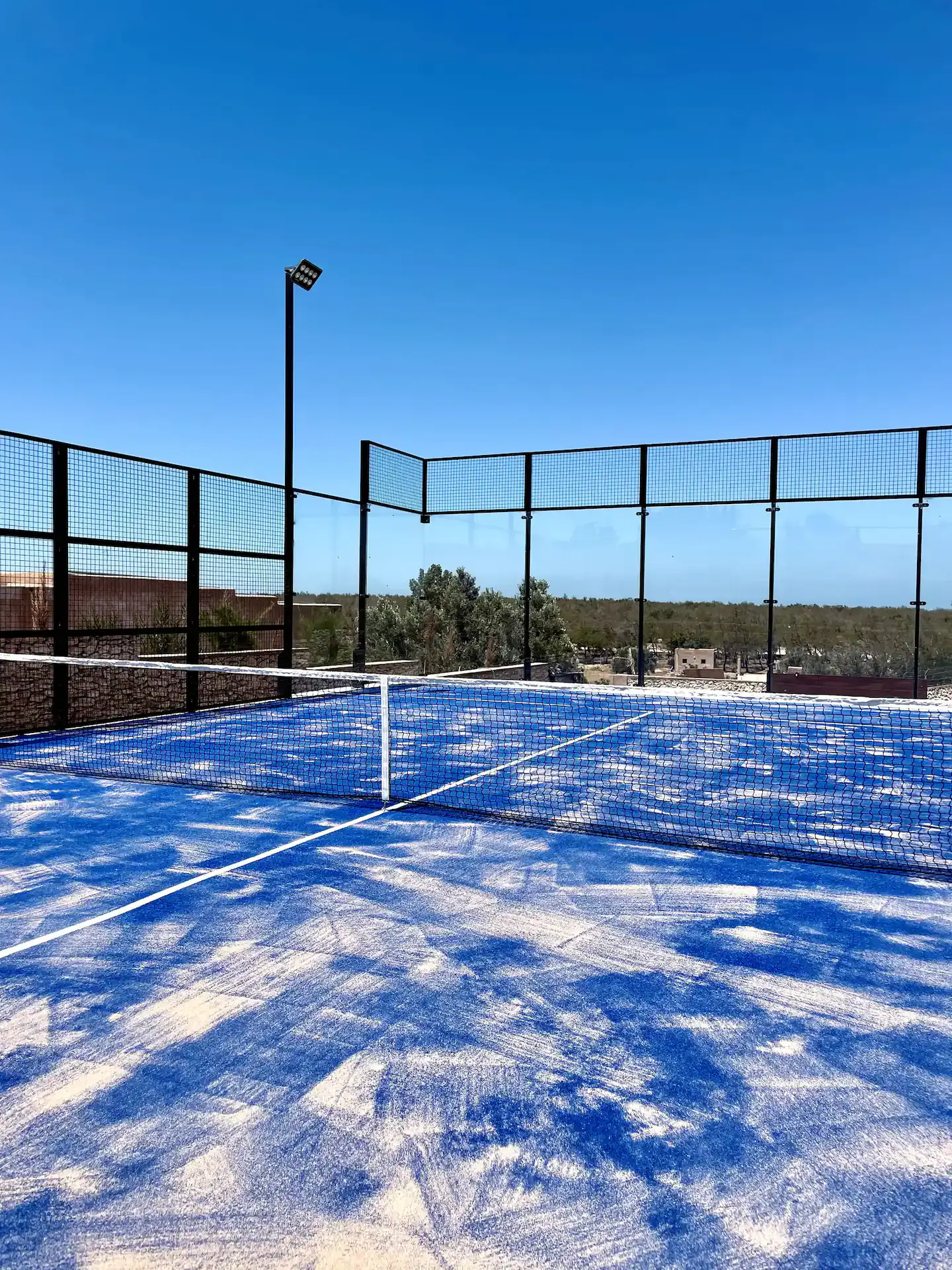 Terrain de padel privé bleu de Thuya House