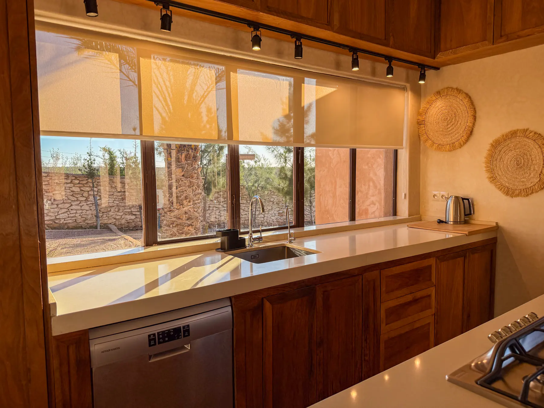 Cuisine de Thuya House — vue d'ensemble