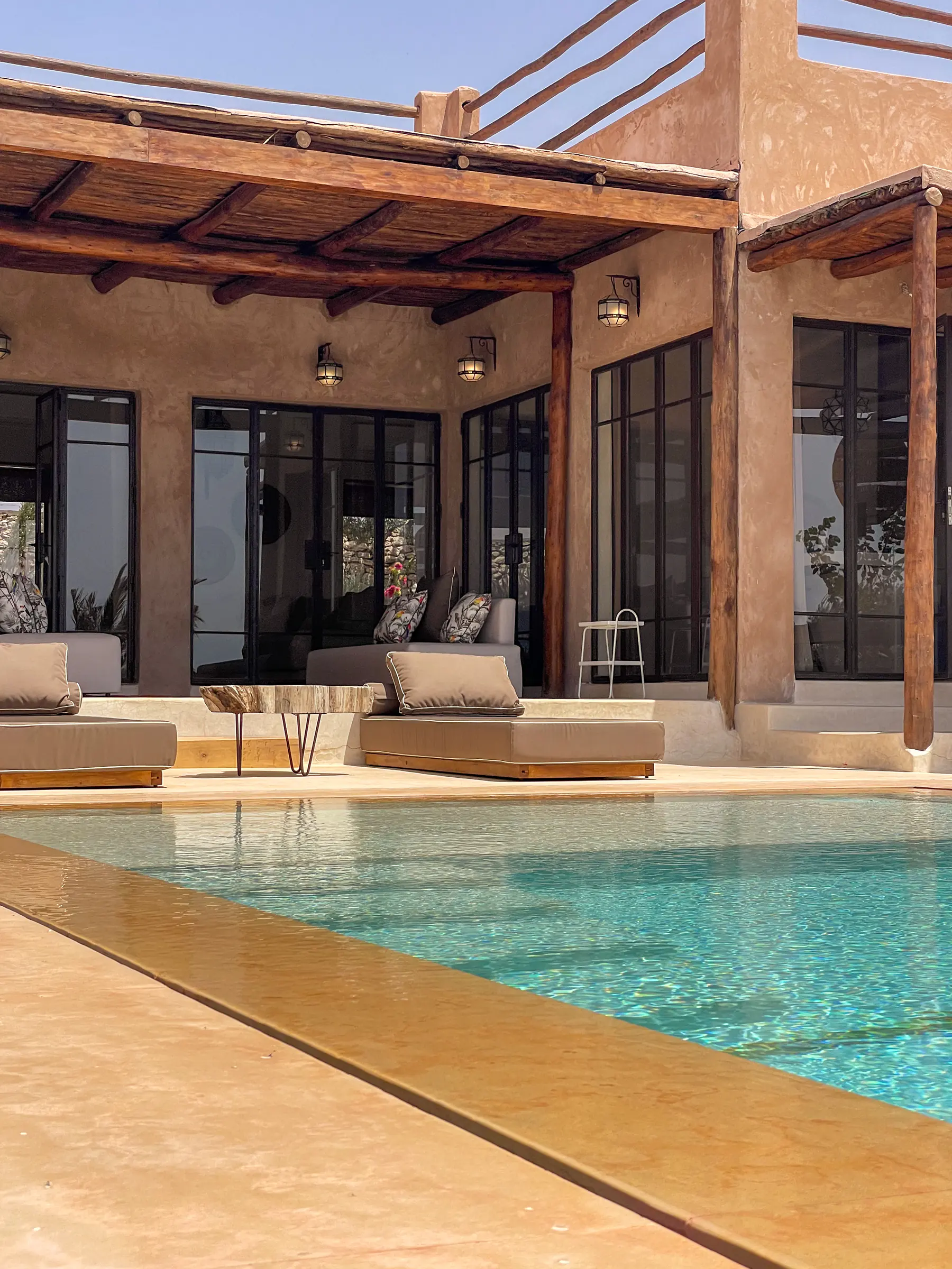 Piscine chauffée de Thuya House en soirée, villa à louer dans la forêt de thuyas