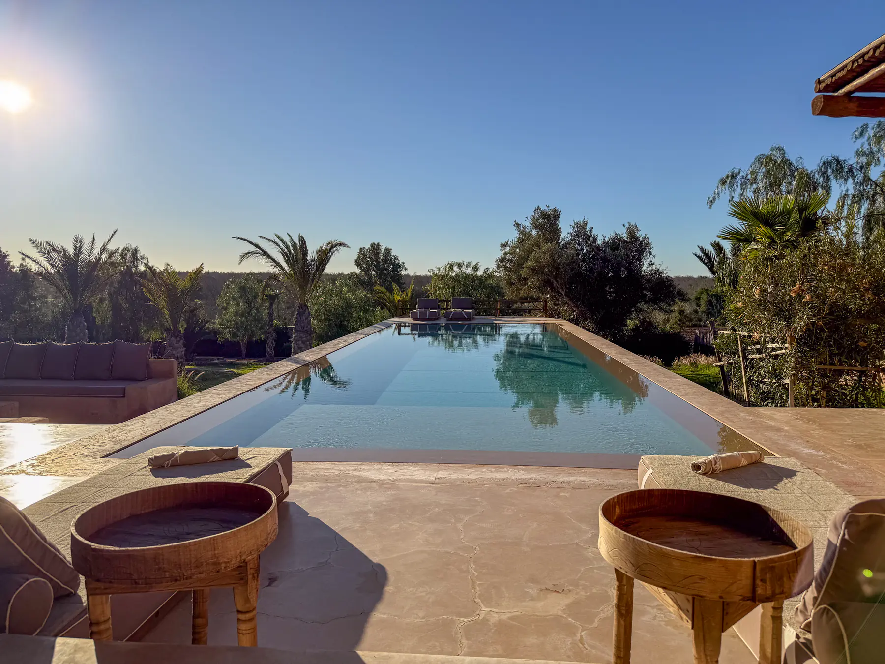Piscine de Thuya House — vue d'ensemble sur la terrasse